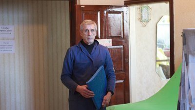 Волонтер Канівського центру допомоги воїнам АТО Анатолій Клименко у швейному цеху Волонтер Канівського центру допомоги воїнам АТО Анатолій Клименко у швейному цеху