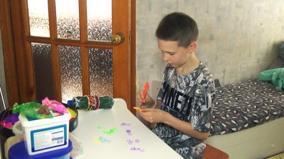 Вінницький школяр виготовляє та продає браслети, щоб допомогти ЗСУ