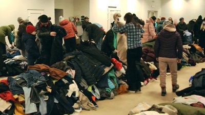У Хмельницькому роздають одяг для переселенців