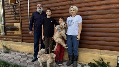 Родина Амоль біля свого будинку