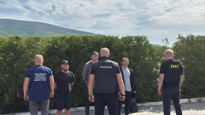 Пропонував прикордоннику 6 тисяч доларів хабаря: на Закарпатті затримали підозрюваного