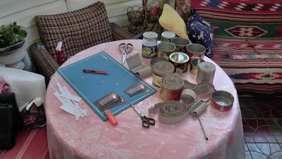 Горять по 12 годин: у Полтаві волонтери виготовляють окопні свічки на фронт Горять по 12 годин: у Полтаві волонтери виготовляють окопні свічки на фронт