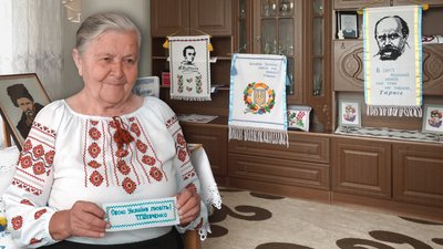 79-річна Євгенія Скульська вишиває портрети та рушники, присвячені Тарасу Шевченку