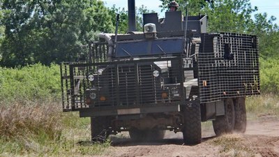 Воїни одеської бригади опановують британські бронемашини Мastіff