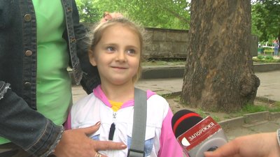 Дівчинку з Енергодара, яку вкусила змія, прооперували в Запоріжжі. Вона почувається добре