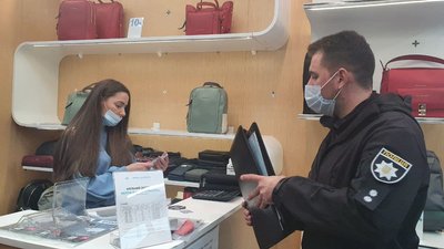 "Мають зелений COVID-сертифікат": в Одеському ТРЦ перевірили дотримання карантину "Мають зелений COVID-сертифікат": в Одеському ТРЦ перевірили дотримання карантину