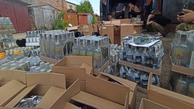 У Рівному в гаражах знайшли склад з алкофальсифікатом і цигарками