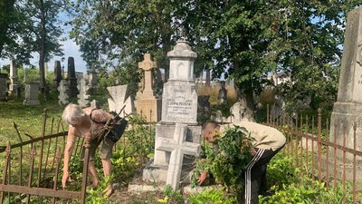 На Тернопільщині жителі зробили толоку на польському кладовищі На Тернопільщині жителі зробили толоку на польському кладовищі