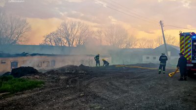 На Тернопільщині горіла колишня сільськогосподарська будівля На Тернопільщині горіла колишня сільськогосподарська будівля