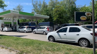 На автозаправках Тернополя люди годинами стоять у чергах На автозаправках Тернополя люди годинами стоять у чергах