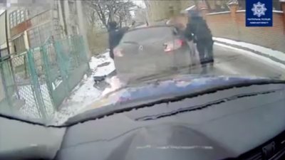 Затиснув руку патрульному вікном і почав їхати: водію повідомили про підозру