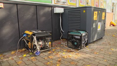 Місцеві жителі готуються до відключень світла та встановлюють генератори