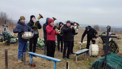 "У такий спосіб віддаємо шану воїну": на Вінниччині дитячий оркестр грає на похоронах загиблих земляків "У такий спосіб віддаємо шану воїну": на Вінниччині дитячий оркестр грає на похоронах загиблих земляків