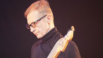 Бас-гітарист гурту "Мертвий півень" Олег Джон Сук
