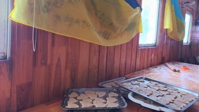 Печиво, тушонка, грінки та каші: колектив "Поліські господині" з Кашперівки на Житомирщині допомагає ЗСУ Печиво, тушонка, грінки та каші: колектив "Поліські господині" з Кашперівки на Житомирщині допомагає ЗСУ