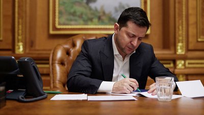 Президент України Володимир Зеленський під час розмови із президентом США Джо Байденом, 2022 рік Президент України Володимир Зеленський під час розмови із президентом США Джо Байденом, 2022 рік