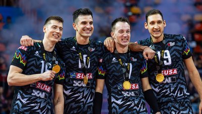 Олег Плотницький (другий справа) з чемпіонськими медалями за перемогу у клубному ЧС