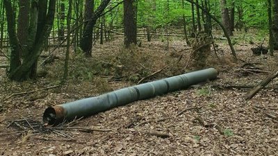 В лісі на Житомирщині знайшли корпус реактивної ракети – поліцейські зафіксували ще один доказ воєнного злочину Росії