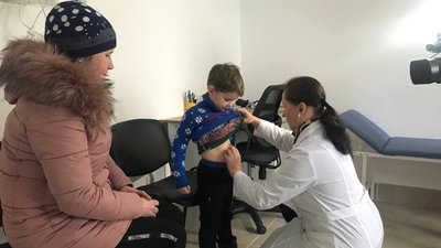 Надія Боярчук оглядає пацієнта