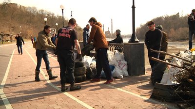 Житомиряни прибрали береги річки Тетерів у міському парку