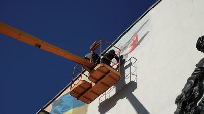 "Показати героїчну працю": як у Полтаві створюють мурал на честь рятувальників "Показати героїчну працю": як у Полтаві створюють мурал на честь рятувальників