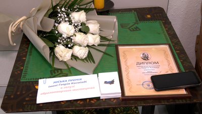 Лавреатка — художниця, викладачка і волонтерка: 11 мистецьку премію в Рівному вперше вручили в арт-ательє Косміаді Лавреатка — художниця, викладачка і волонтерка: 11 мистецьку премію в Рівному вперше вручили в арт-ательє Косміаді