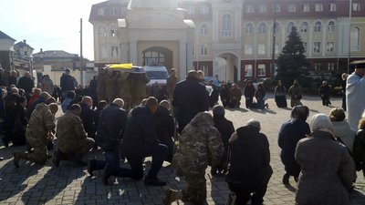 У Луцьку попрощалися з загиблим на Харківщині командиром роти Валерієм Павлюком У Луцьку попрощалися з загиблим на Харківщині командиром роти Валерієм Павлюком