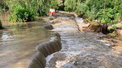 На Київщині після дощу з градом прорвало дамбу На Київщині після дощу з градом прорвало дамбу