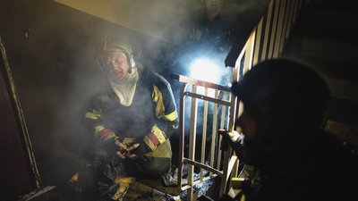 У Києві ліквідували пожежу, що виникла внаслідок російських обстрілів У Києві ліквідували пожежу, що виникла внаслідок російських обстрілів
