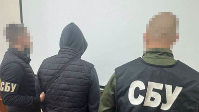 На Миколаївщині затримали молодиків, яких підозрюють в активації Starlink для військових РФ На Миколаївщині затримали молодиків, яких підозрюють в активації Starlink для військових РФ