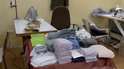 На Вінниччині майстрині безкоштовно шиють одяг для поранених військових На Вінниччині майстрині безкоштовно шиють одяг для поранених військових