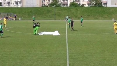У Польщі під час футбольного матчу на поле приземлився парашутист: відео