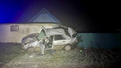 Автівка, яка з'їхала в кювет