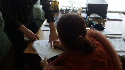 Матері немовля, яка кинула дитину у вбиральні на Харківщині, оголосили підозру