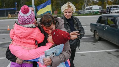 Росія обстрілює житлові будинки, українці економлять електроенергію. Тиждень війни у фото