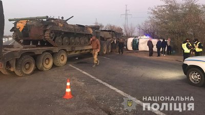На Одещині зіткнулися військовий тягач та мікроавтобус з родиною