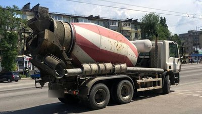 У Дніпрі бетонозмішувач розливав по дорозі бетон