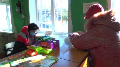 Працівниця Укрпошти обслуговує місцевих жителів Працівниця Укрпошти обслуговує місцевих жителів