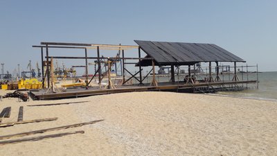 Одна сцена частково у морі. Маріуполь готується до проведення музичного фестивалю Одна сцена частково у морі. Маріуполь готується до проведення музичного фестивалю