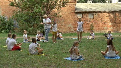 У полтавському ліцеї № 3 проводять уроки надворі У полтавському ліцеї № 3 проводять уроки надворі