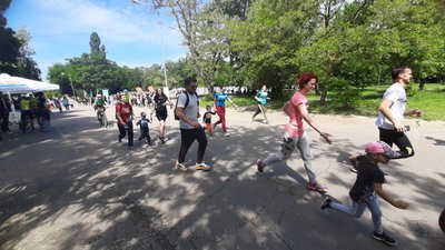 У Херсоні відбувся "Сердечний забіг". Містяни збирали кошти на підтримку хворої дівчинки У Херсоні відбувся "Сердечний забіг". Містяни збирали кошти на підтримку хворої дівчинки