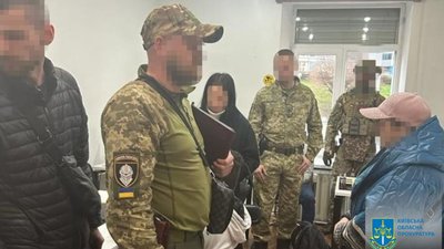 Правоохоронці затримують підозрюваних