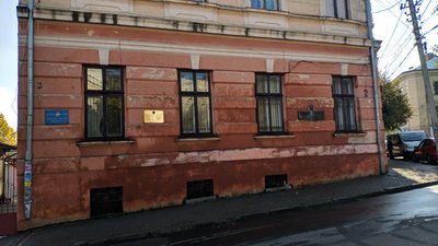 У Чернівцях невідомі облили фарбою фасад Українського Народного Дому