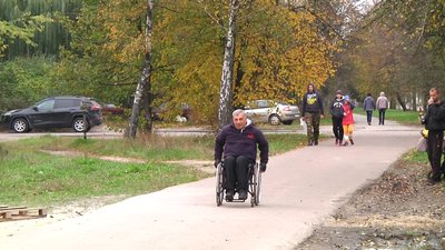 У Житомирі виборця на візку підіймали спостерігачі, бо дільницю облаштували на другому поверсі У Житомирі виборця на візку підіймали спостерігачі, бо дільницю облаштували на другому поверсі