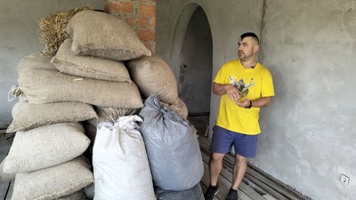 Волинянин п'ять років зводить екобудинок: в чому його недоліки та переваги