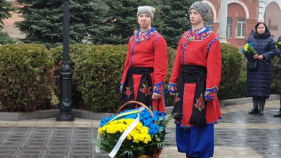 Розгорнули 29 прапорів, співали Гімн, бажали Україні миру. У Кропивницькому відзначили День Соборності Розгорнули 29 прапорів, співали Гімн, бажали Україні миру. У Кропивницькому відзначили День Соборності