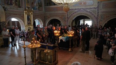 У Мукачеві попрощалися із загиблим на війні полковником Ігорем Олексюком У Мукачеві попрощалися із загиблим на війні полковником Ігорем Олексюком