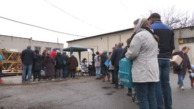 У Черкасах роздавали продуктові набори для переселенців У Черкасах роздавали продуктові набори для переселенців