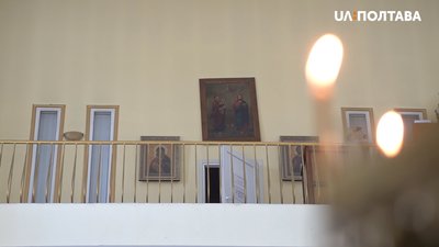 Балкон у соборі, з якого знімають богослужіння Балкон у соборі, з якого знімають богослужіння