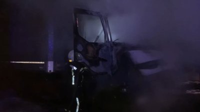 У Конотопі на Сумщині горіли дві вантажівки (ВІДЕО) У Конотопі на Сумщині горіли дві вантажівки (ВІДЕО)